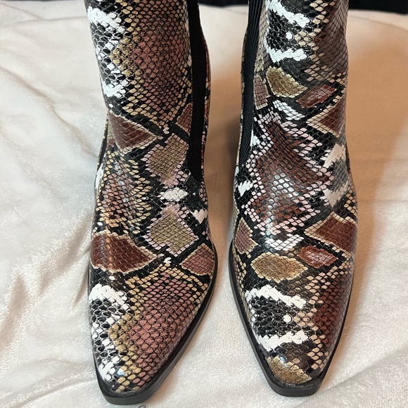 Almost new snakeskin look boots size 9. - Picture 2 of 3